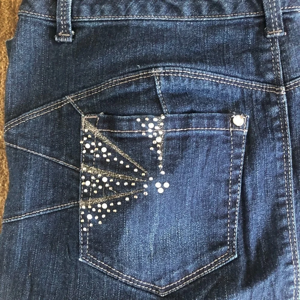 Style & Co 5 Pocket Denim Skirt with Back Rhinestone Pockets Size 4 - Picture 3 of 4